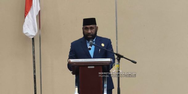 dok. foto Ketua DPRK Puncak sedang pidato pembukaan sidang perubahan di Hotel HOrison Jayapura, 14 september 2026