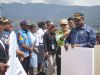 Foto, Soni Wandikbo menyerahkan bantuan Gubernur Provinsi Papua Tengah di Gome
