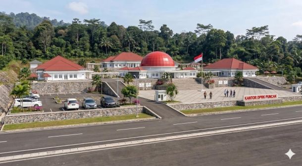 DESAIN VISUAL: TAMPAK SUDUT KANAN KANTOR DPRK PUNCAK